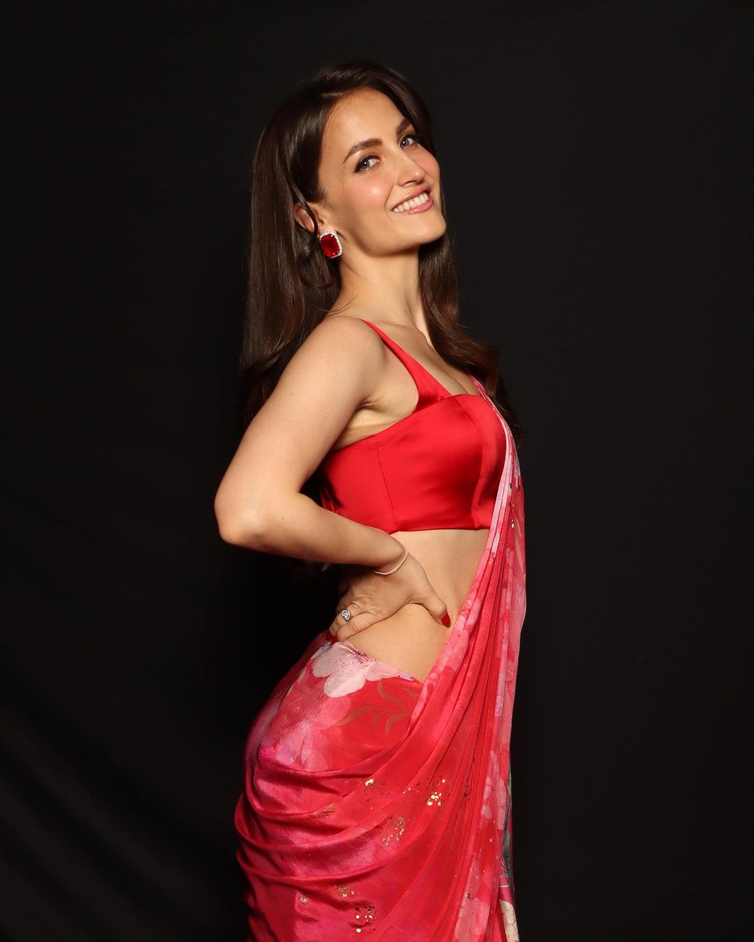 BOLLYWOOD ACTRESS ELLI AVRRAM STILLS IN SLEEVELESS RED SAREE 3